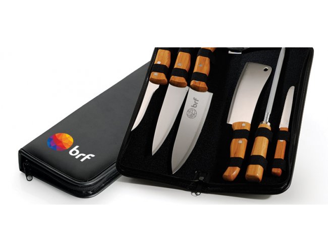 Conjunto composto por uma faca 8, cutelo 6, faca 4 de frutas e faca 5 para desossar em Madeixa/Inox; faca 7 e chair
